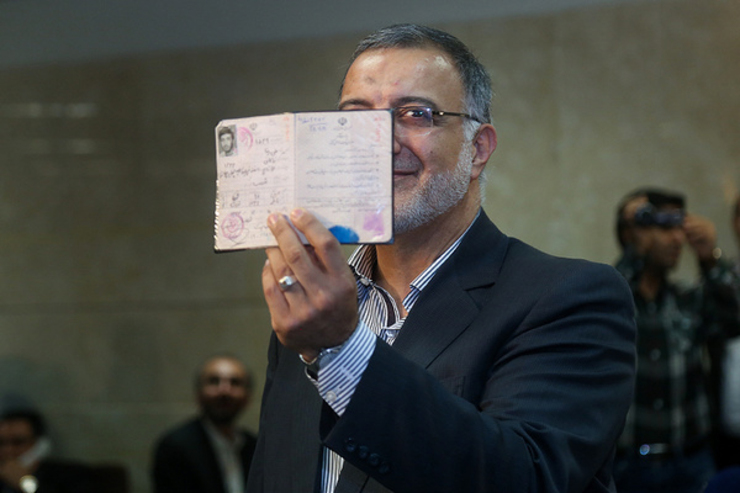 علیرضا زاکانی متولد ۱۳۴۴ در تهران، سیاستمدار اصولگرا و رئیس مرکز پژوهش‌های مجلس شورای اسلامی از ۱ مرداد ۱۳۹۹ است. امروز صلاحیت او برای نامزدی در انتخابات ریاست جمهوری تایید شد.