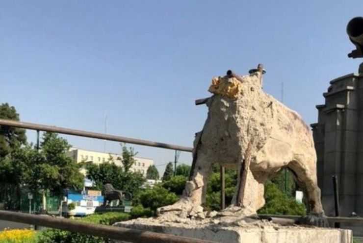 تخریب شیر‌های میدان حُر و پخش تصاویر آن در رسانه‌ها و فضای مجازی سروصدای زیادی به‌پا کرده است، گفته می‌شود شیر‌های میدان حُر به این بهانه که اثر تاریخی و ثبت ملی نیستند و جنس‌شان از فایبرگلاس بوده، بدون اطلاع میراث فرهنگی تخریب شدند.