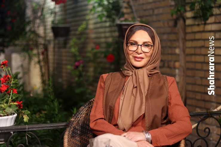 افسانه بایگان، بازیگر سرشناس سینما و تلویزیون، این روز‌ها مشغول بازی در فیلم سینمایی «پینگ پنگ» به کارگردانی احسان‌روحی و دانوش یزدان پناه از اهالی تئاتر مشهد است. با او که شروع فعالیت‌های حرفه‌ای اش چه در سینما و چه در تلویزیون با خراسان پیوند خورده است گپ ‌وگفتی داشته ایم که در ادامه می‌خوانید.
