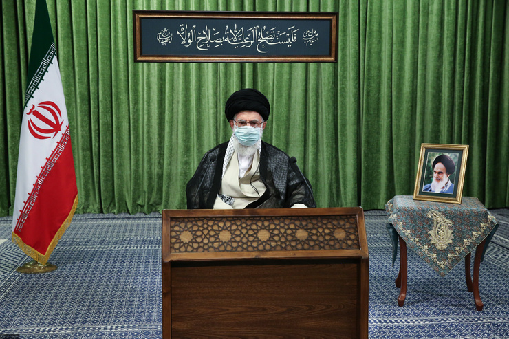 رهبر انقلاب در دیدار امروز با نمایندگان مجلس، سخنان مهمی درباره شورای نگهبان و نگرانی‌ها درباره مشارکت مردم بیان کردند. در محل حضور رهبری کتیبه‌ای نصب شده بود که معنای با مفهومی دارد.