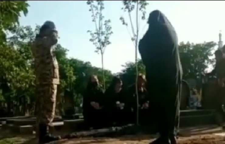 مادری که علاقه داشته همیشه فرزندش را با لباس ارتشی ببیند از دنیا رفت و فرزندش که در ماموریت بود و نتوانست در بالین مادر حاضر شود بر سر آرامگاه او حاضر شد و سلام نظامی داد.