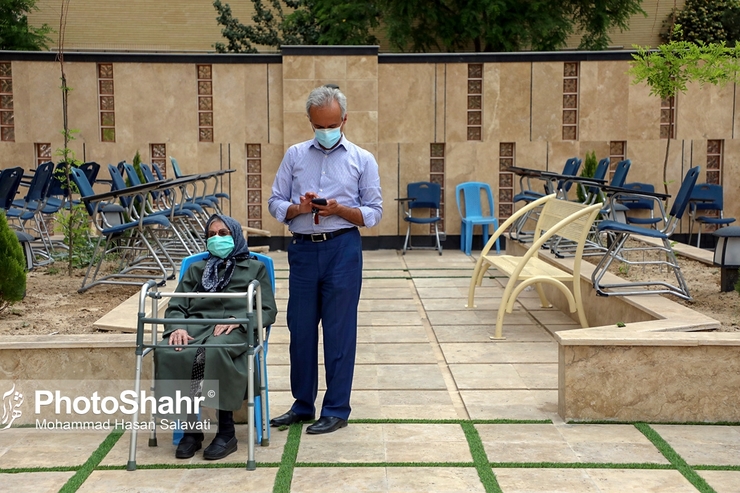 سالمندان بالای ۷۰ سال که تنها تک دوز اول واکسن کرونا را تزریق کرده‌اند؛ هفته‌هاست در انتظار واردات محموله‌های جدید واکسن نشسته‌اند و همین نگرانی و ترس از عدم دریافت دوز دوم واکسن منجر به ایجاد تجمع و ازدحام مقابل پایگاه‌های تجمیعی و مراکز بهداشت در روز‌های اخیر شده است.