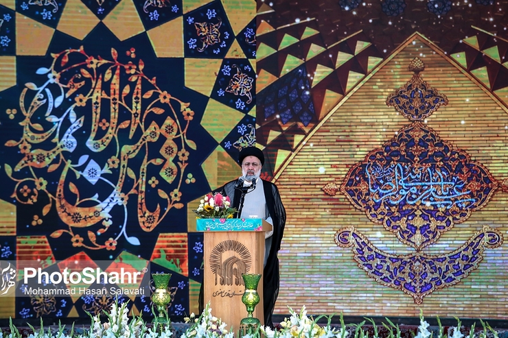 رییس جمهور منتخب ایران در حرم مطهر رضوی گفت: دولت در نظام اسلامی خدمتگزار مردم است نه منت گذار و تمام کارگزاران دولت باید خود را خادم ملت بدانند.