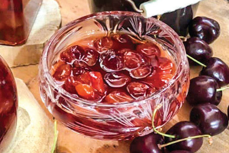 مربای گیلاس از خوشمزه‌ترین و پرطرف‌دارترین مربا‌های ایرانی است. افزون بر این، از این مربای خوشمزه به‌دلیل رنگ و ظاهر بسیار زیبایش برای تزیین کیک و شیرینی هم زیاد استفاده می‌شود.