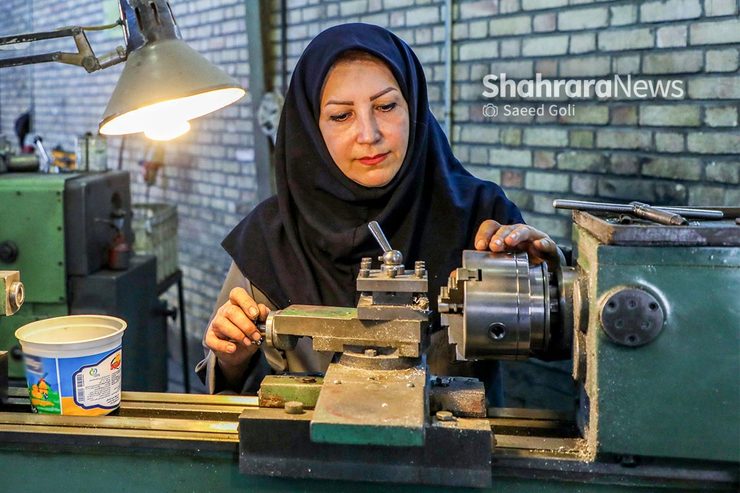 نادیا‌شایسته از آن دسته آدم‌هایی بود که با وجود غم از دست دادن همسرش، نگذاشت شعله رؤیای مشترکشان خاموش شود. او بعد از فوت همسرش، یک‌تنه کسب‌و‌کاری که در اذهان همه ما سخت است به دست می‌گیرد، تک‌به‌تک برنامه‌هایی را که تا پیش از این با همسرش مرور می‌کردند عملی می‌کند و این روز‌ها صاحب یک برند در تولید قطعات ماشین‌های سنگین است.