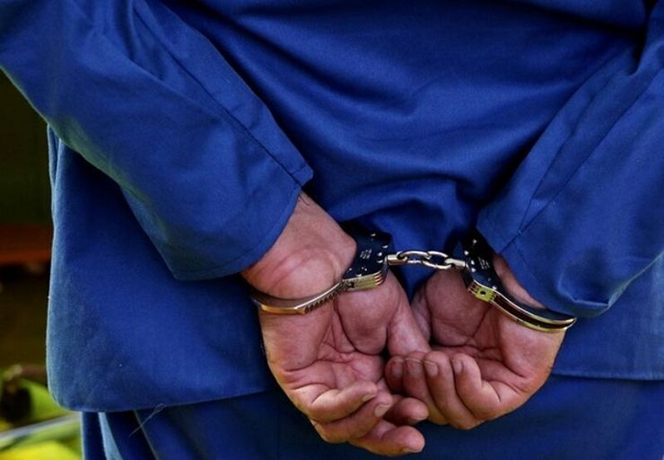 این قتل عصر جمعه (۱۱ تیرماه ۱۴۰۰) در کرمانشاه صورت گرفت و پدر انگیزه خود را دیر آمدن دخترش به خانه اعتراف کرده است.