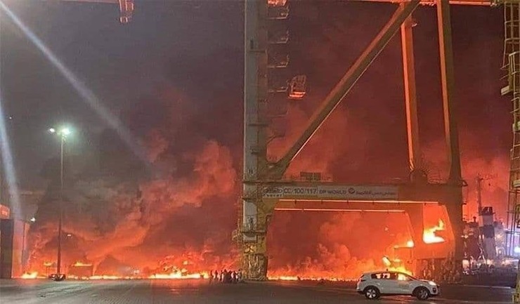 انفجاری که شب گذشته در بندر جبل‌علی دبی رخ داد بسیاری از خانه‌های این شهر را لرزاند. در ادامه ویدئوهایی از این انفجار مهیب را مشاهده می‌کنید.