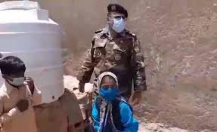 در پی انتشار فیلمی از گلایه و گریه یک دختربچه سیستان و بلوچستانی از کم آبی در منطقه محل زندگی خود، خدمات آب رسانی توسط نیروی زمینی ارتش در مناطق روستایی استان سیستان و بلوچستان انجام شد.