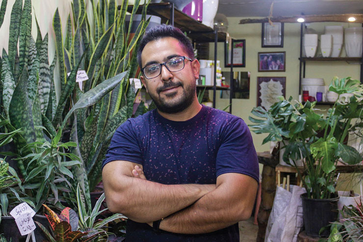 گل‌فروش محله فلسطین می‌گوید این حرفه با گذاشتن چند تا گلدان در یک مکان راه نمی‌افتد.