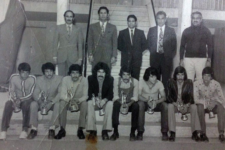عکس زیرخاکی قدردانی از ورزشکاران برتر دوومیدانی استان- عکس در سال ۱۳۵۴ در ورزشگاه تختی، سعدآباد سابق، گرفته شده است و نفرات حاضر در آن به این شرح هستند.
ایستاده از راست: کریم محمدیان، استاد صابری، کریمی مسئول تربیت‌بدنی آموزش‌وپرورش وقت، محمدتقی جعفریان و سطوتی.
نشسته از راست: دانایی، احمد پهلوان‌زاده، حسن انصاری، مهدی پهلوان‌زاده، جلال خوشزاد، استاد رسول میری، چمنی و عابدینی.