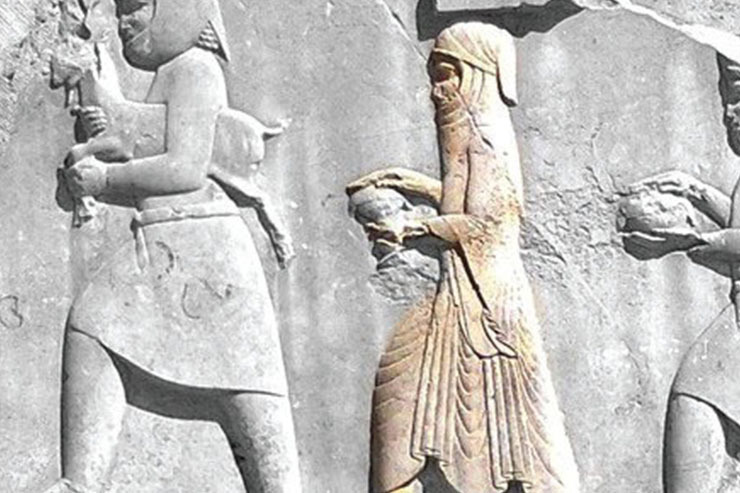 آنچه از نقش‌نگاره‌های تاریخی به دست آمده همگی گویای آن است که زنان ایرانی در طول هزاره‌ها و از دیرباز، همواره پوششی مناسب و شایسته داشته‌اند.