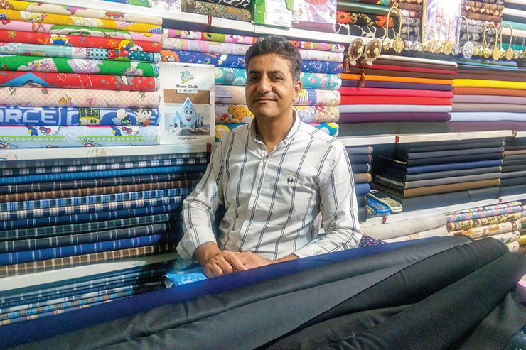 پارچه‌فروش مهرآبادی می‌گوید: این حرفه با فروش اینترنتی سازگار نیست و جنس پارچه باید حتما لمس شود.