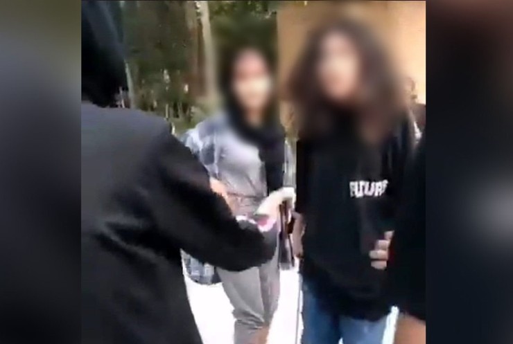 انتشار فیلمی کوتاه از درگیری چند دختر نوجوان با یکدیگر که در ادامه به قمه کشی دختری به نام هلیا منجر می‌شود، بازتاب گسترده‌ای در شبکه‌های اجتماعی داشته و پلیس تحقیقات خود را برای روشن‌شدن پشت پرده این فیلم آغاز کرده است.