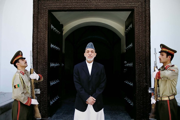 حامد کرزی، رییس‌جمهور پیشین افغانستان در نشست خبری امروز سه شنبه ۲۲ تیرماه ۱۴۰۰ در کابل خطاب به جو بایدن رئیس جمهور آمریکا شعری از صائب تبریزی که در وصف کابل سروده شده است، خواند.