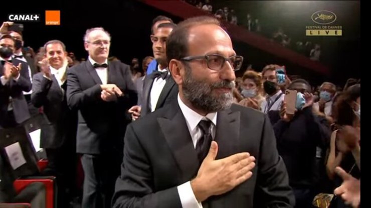 نمایش فیلم «قهرمان» پس از اولین نمایش در کن، با تشویق چند دقیقه ای و ایستاده حاضران در سالن گرند لومیر کاخ جشنواره کن همراه شد.