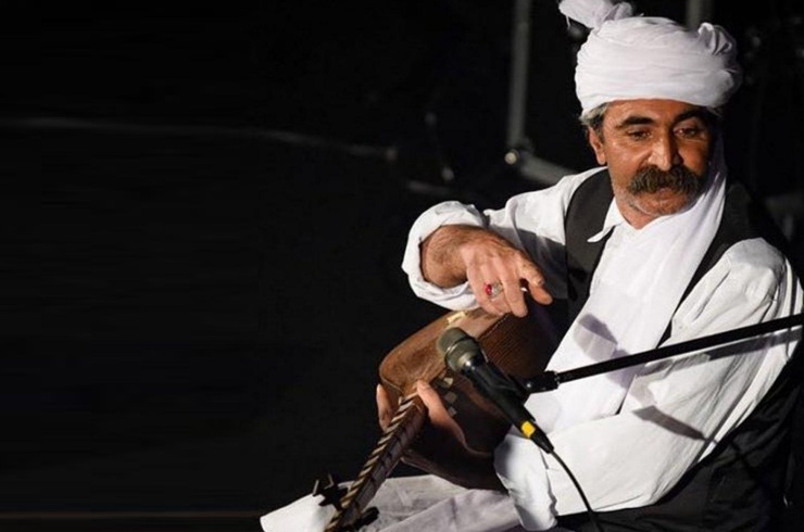 حسن سمندری پیش از این به شهر‌آرا گفته بود از پس هزینه‌های درمان دخترش برنیامده و به‌ناچار دوتار یادگار پدرش را فروخته است. او به‌تازگی در گفتگو با ایلنا درباره حال‌وروز و وضعیت زندگی‌اش در یکی‌دو سال گذشته نیز گفته است: «واقعا نمی‌دانم چه بگویم و چگونه بگویم که مسئولان صدای مرا بشنوند. متأسفانه صدای ما به‌جایی نمی‌رسد و اگر هم شنیده شود، نتیجه‌ای ندارد.»
