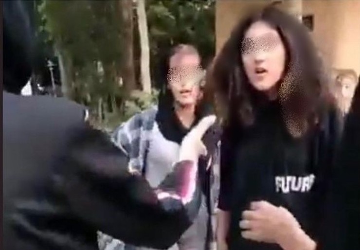 آن روز عصر هلیا با رقیب عشقی خود در پارک دشت بهشت اصفهان قرار گذاشت. منتظر آمدنش بود که ناگهان چشمش به میثاق افتاد. رقیب هلیا با میثاق همان پسر مورد علاقه‌اش وارد شد.