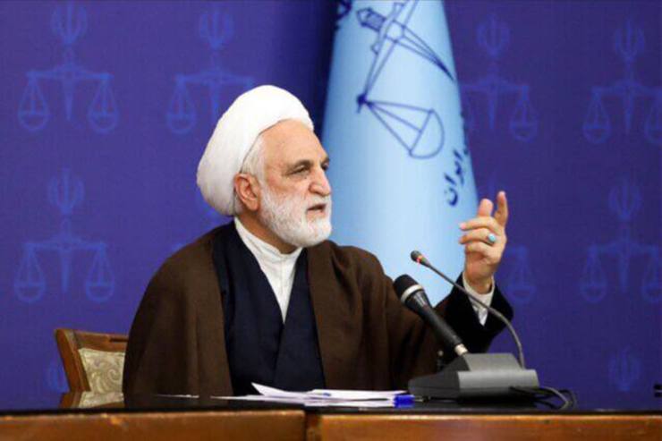 رئیس قوه قضاییه با بیان اینکه از دوران جوانی و بیش از ۵۰ سال است که اعتقاد دارم توده مردم مسائل را به خوبی متوجه می‌شوند و درک می‌کنند و اگر صاقانه واقعیت‌ها را با مردم در میان بگذاریم اعتماد آن‌ها را جلب می‌کنیم، گفت: بهره برداری‌های خاص و مقطعی از مردم کار ناپسندی است و اگر مردم احساس کنند ظاهرسازی می‌کنیم و حرف‌های خوب را برای رسیدن به اهداف و اغراض سیاسی بیان می‌کنیم سخن ما را نمی‌پذیرند.