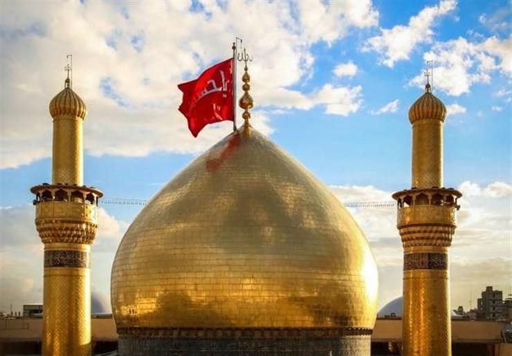 هر که امام حسین (ع) را در روز عرفه (بامعرفت به حقشان) زیارت کند، براى او ثواب هزار حج و هزار عمره پسندیده مقبوله و هزار جهاد با پیغمبر مرسل یا امام عادل خواهد بود. زیارت امام حسین (ع) در این روز بسیار توصیه شده است.
