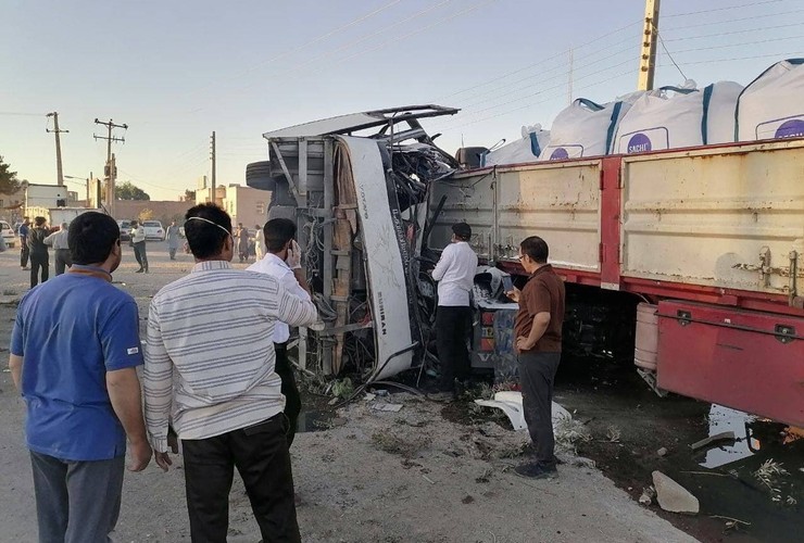 ویدئویی از فیلم دوربین مدار بسته حادثه تصادف و واژگونی اتوبوس در دهشیر یزد را مشاهده می‌کنید، در این حادثه که ساعت ۶ صبح امروز پنجشنبه سوم تیرماه در جاده ابرکوه به دهشیر یزد رخ داد متاسفانه ۵ نفر کشته شدند.