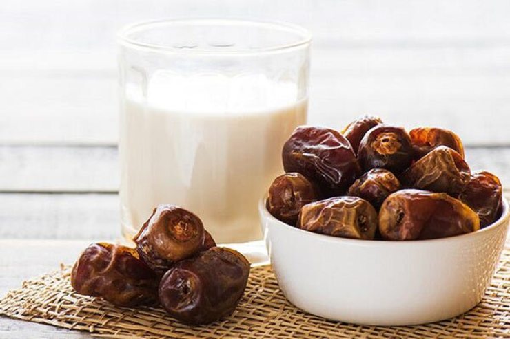 متخصصان تغذیه معتقدند مخلوط شیر و خرما به پیشگیری از کم خونی و گردش بهتر خون کمک می‌کند.