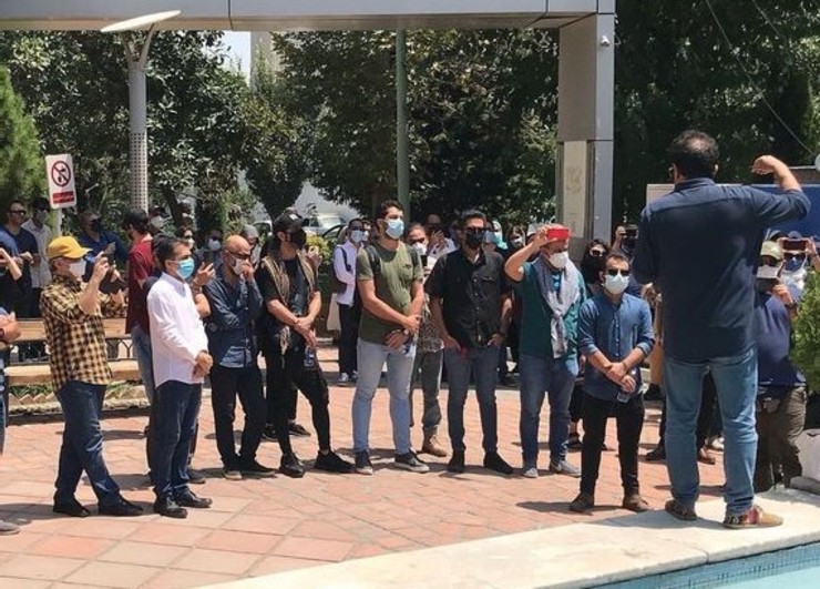 روز گذشته (چهارشنبه ۳۰ تیر ۱۴۰۰) برخی از هنرمندان از جمله مسعود کیمیایی، نوید محمدزاده، فرشته حسینی و ... با هدف حمایت از مردم خوزستان مقابل خانه هنرمندان تهران تجمع کردند.