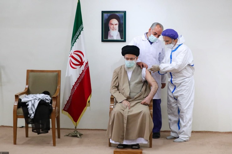 رهبر معظم انقلاب پیش از ظهر امروز (جمعه) چهارم تیرماه، نوبت اول واکسن ایرانی کرونا را دریافت کردند.