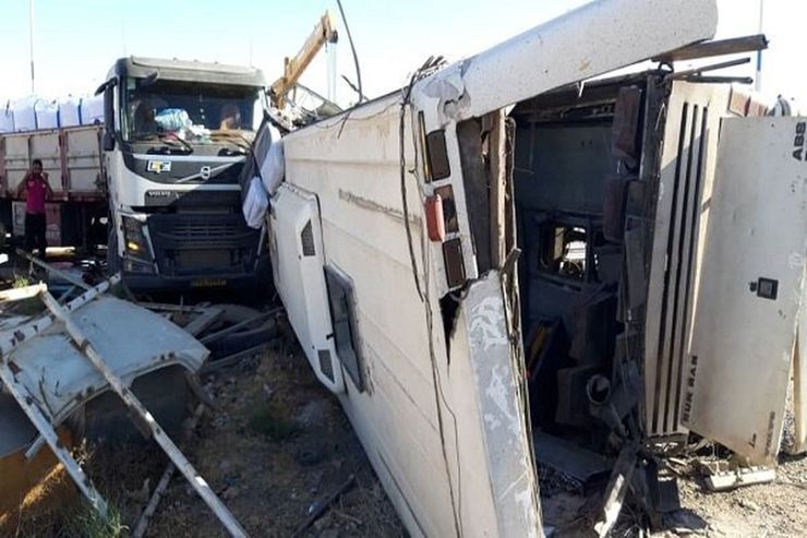 دادستان نظامی استان یزد گفت: بنا به گفته سرنشینان در روز حادثه در جاده دهشیر به آباده که شیب تندی دارد راننده اتوبوس در مسیر سرازیری متوجه می‌شود که ترمزها کار نمی‌کنند.