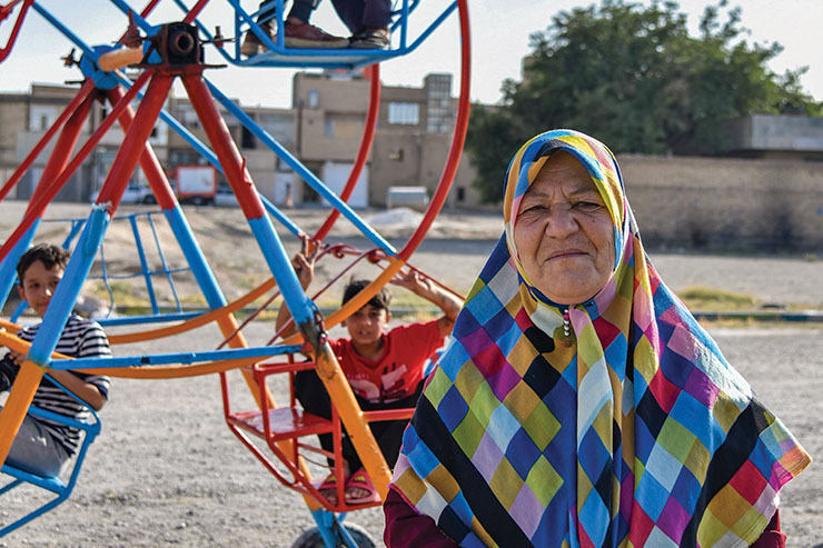 گلبهار خانم با ۶ بچه، یک چرخ و فلک از همسرش به ارث برد و ۲۶ سال با همین وسیله، چرخ زندگی‌اش را چرخاند.