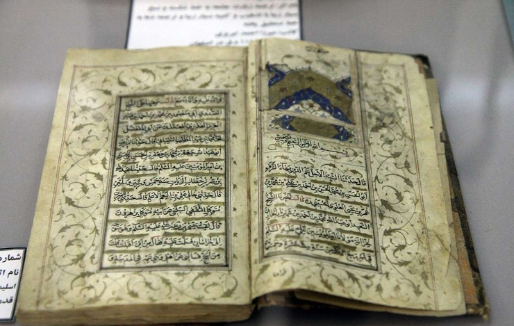 ابن سینا نیز در بخشی از عمر خود کتابدارکتابخانه نوح ابن منصور سامانی در بخارا بود، ولی مظفرالدین شاهِ تهی مغز، موجودی را به نام رئیس کتابخانه سلطنتی معرفی کرد که علاوه بر نداشتن معرفت علمی، فردی بی وطن و خائن به مملکت بود.