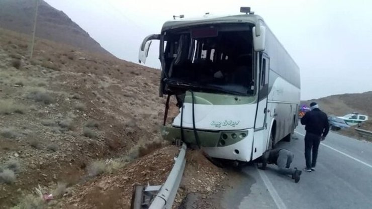 امروز (شنبه ۵ تیر ۱۴۰۰) در برخورد یک دستگاه اتوبوس با یک دستگاه خودرو سواری پراید در ساعت ۴ و ۳۵ دقیقه صبح، ۲۵ نفر مصدوم شدند.