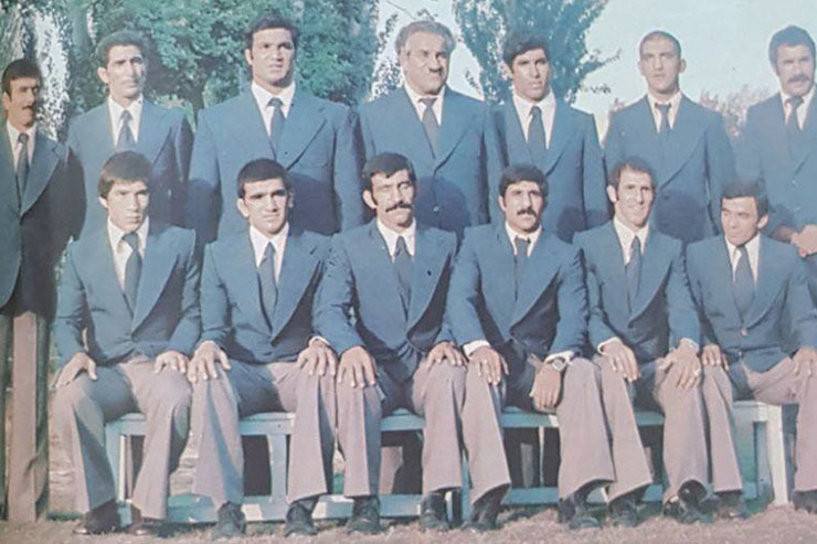 عکسی از اعضای تیم کشتی آزاد خراسان که در سال ۱۳۵۴ برای شرکت در جشن سالروز استقلال افغانستان به این کشور سفر کردند و قهرمان یک دوره مسابقات کشتی شدند.
ایستاده از راست: یحیی طاهری، علی ثابتی، محمدحسن قادریه، کریم محمدیان، عباس صحرایی، جواد افشارپور و عباس گلمکانی
نشسته از راست: خدابخش عفت‌دار، محمود قشنگ، علیرضا رستمی، چنگیز عامل، امیرنوربخش و حسن راستگو