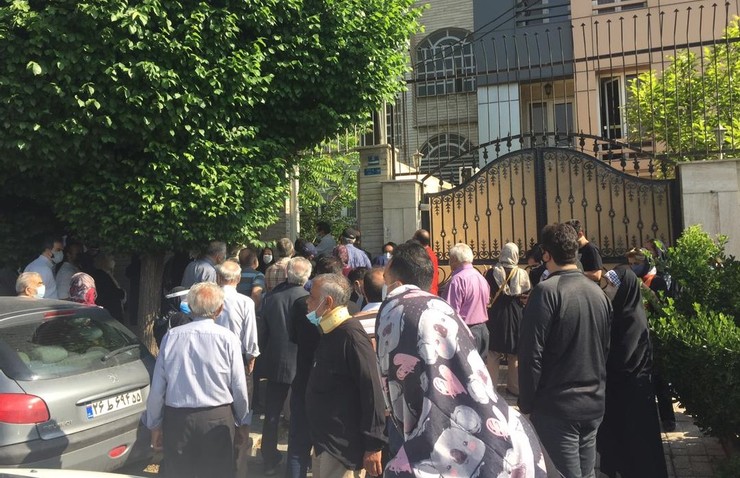افرادی هستند که جای سالمندان و خانواده آن‌ها در صف می‌ایستند و برای ایستادن در صف واکسن پول می‌گیرند؛ حدودا ساعتی ۱۰۰ هزار تومان.