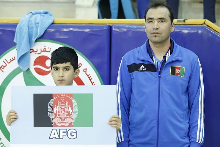 محمد میرزایی که سال‌هاست مهاجران هم‌وطن خود را در مشهد آموزش می‌دهد، با اشاره به مدال طلای «محسن رضایی» در مسابقات قهرمانی آسیا می‌گوید: ورزشکاران مهاجر عِرق بیشتری به وطنشان دارند و میدان ورزش جایی است که آن‌ها می‌توانند توانایی‌های خود را به نمایش بگذارند.