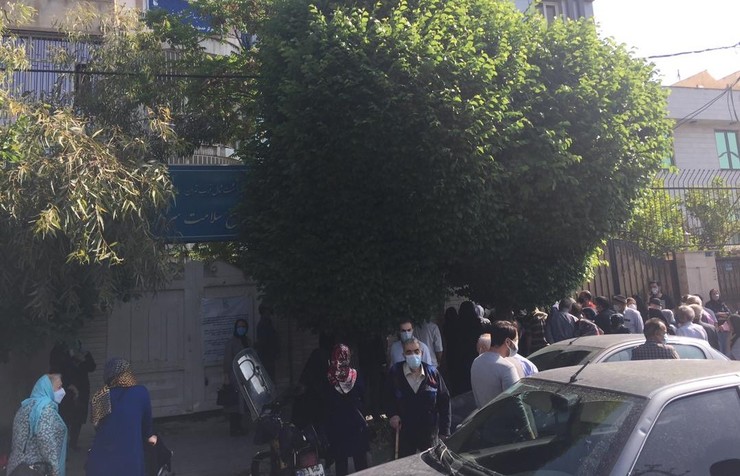 روز گذشته فیلمی در فضای مجازی منتشر شد که یکی از پرسنل پلیس در صف انتشار واکسیناسیون کرونا با یکی از سالمندان برخورد نامناسبی داشته است، سردار رحیمی رئیس پلیس تهران صبح امروز اعلام کرد که این فرد شناسایی و دستگیر شده است.