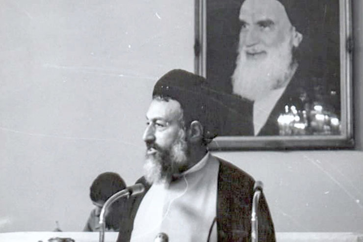سیدمحمد بهشتی دوم آبان ۱۳۰۷ در اصفهان و در یک خانواده روحانی به دنیا آمد. او تحصیلات خود را در چهارسالگی شروع کرد و پس از اتمام تحصیلات ابتدایی به دبیرستان سعدی رفت.
