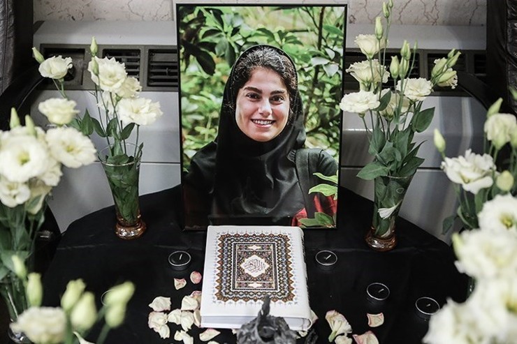 رئیس سازمان حفاظت محیط‌ زیست صبح امروز برای ادای احترام به دو خبرنگار فقید ایسنا و ایرنا که در حادثه دلخراش واژگونی اتوبوس خبرنگاران جان خود را از دست دادند بر سر مزار آنها رفت.