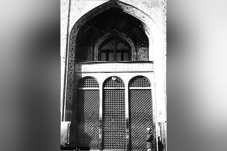 حسین مهدوی پارسا در کتاب «آیا می‌دانید که» می‌نویسد: «ساخت پنجره‌های فولادی از دوره شاهرخ میرزا تیموری در مسیر‌های منتهی به حرم مرسوم شده و تا به امروز ادامه دارد.