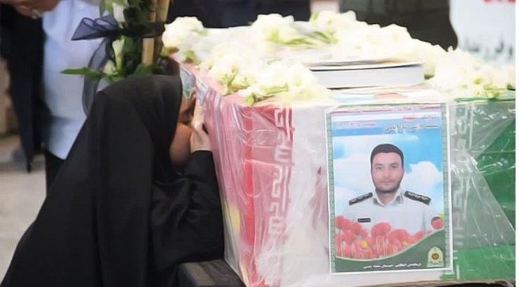 وداع دختر شهید مدافع وطن محمد قائینی با پیکر پدر شهیدش+  فیلم