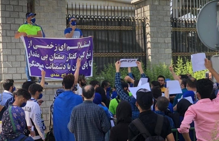 هواداران تیم استقلال در اعتراض به انتخاب دوباره مددی به عنوان مدیرعامل استقلال مقابل قوه قضائیه تجمع کردند. معترضان علیه وزیر ورزش هم شعار دادند.