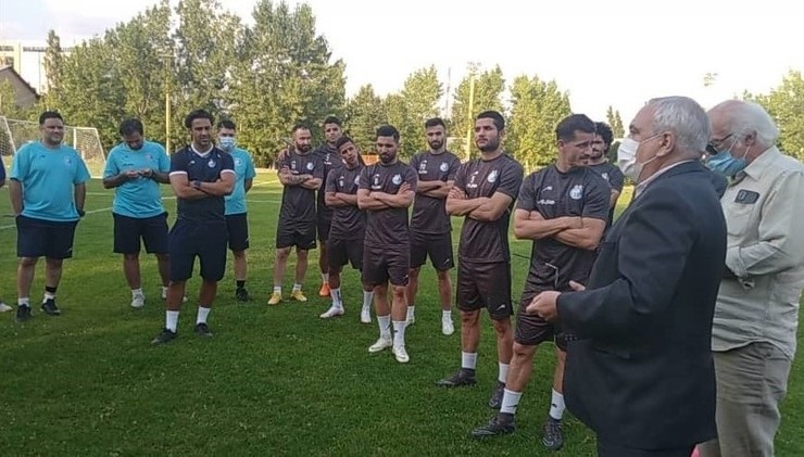 علی فتح الله زاده، مدیرعامل سابق باشگاه استقلال با حضور در محل تمرین استقلال با فرهاد مجیدی دیدار و گفتگو کرد.