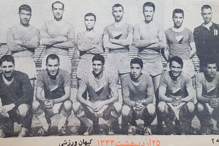 عکس تیمی تیم فوتبال شهربانی، قهرمان مسابقات داخلی ارتش ایران در سال ۱۳۴۴- عکس در مجله کیهان ورزشی همان سال چاپ شده است و چند چهره شاخص فوتبال ایران در جمع بازیکنان دیده می‌شوند. حشمت مهاجرانی، اسطوره فوتبال خراسان و ایران، از این افراد است که با بدن تنومند و مو‌های کم‌پشت خود کاملا از دیگران متمایز شده است. او در این عکس دومین نفر از سمت چپ در بین نفرات ایستاده است.