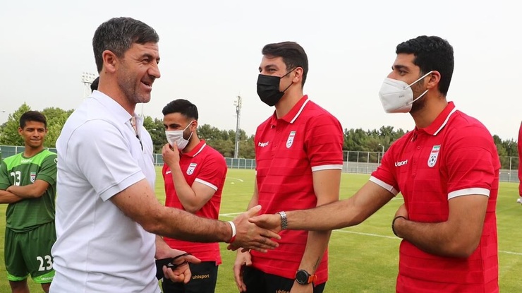 یحیی گل محمدی، سرمربی پرسپولیس موافقت خود را با ادامه حضور کریم باقری در کادر فنی تیم ملی اعلام کرده است.