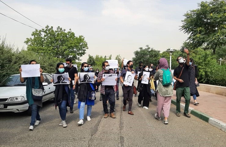 گروهی از روزنامه‌نگاران امروز (چهارشنبه ۹ تیرماه) برای اعتراض بابت جان‌باختن ریحانه یاسینی و مهشاد کریمی در حادثه اتوبوس روزنامه‌نگاران، در برابر سازمان محیط‌زیست تجمع کردند و خواستار کناره‌گیری عیسی کلانتری، رئیس این سازمان، شدند.
