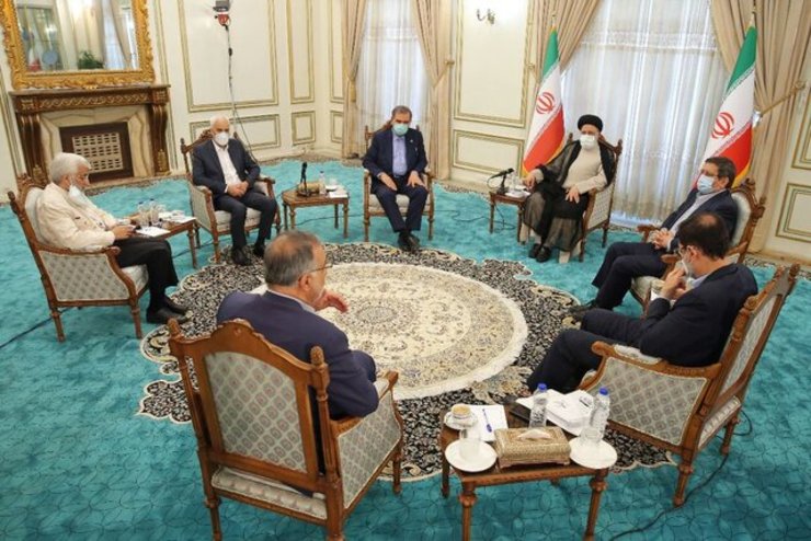 رئیس جمهور منتخب با بیان اینکه دوران رقابت انتخاباتی پایان یافته و دوره رفاقت و همکاری و همدلی برای مشکلات مردم آغاز شده، گفت: احساس مردم باید این باشد که همه نگاه های سیاسی و دیدگاهها منتهی به رفع مشکلات و گره‌ها از زندگی آنها می‌شود.