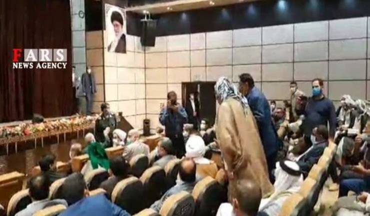 جمعی از سران قبایل عرب خوزستان در نشست با معاون اول رئیس‎جمهور به تمجید استاندار از دولت و جهانگیری اعتراض کردند.