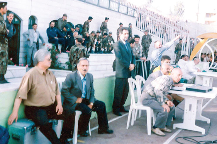 عکسی جالب از حاشیه برگزاری یکی از مسابقات تیم فوتبال ابومسلم در اوایل دهه هشتاد
مرحوم جهان زنده‌دل با پیراهن قهوه‌ای در کنار استاد جواد چرمچی دیده می‌شود. فرد ایستاده رحمان نادری، رئیس وقت هیئت فوتبال استان است. درردیف نشسته چهره مرحوم محمد جاهدی نیز به چشم می‌خورد.
