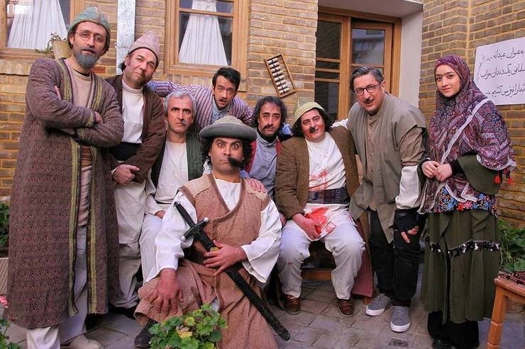 «دست‌انداز»، برنامه جدید همان تیم سازنده، همه چیزی که «خنده‌بازار» داشت را ندارد! نه خلاقیت تازه و ابداع جدید در تقلید از برنامه‌های تلویزیون، نه شوخی‌های جذاب و خلق موقعیت‌های جدید، نه انتقاد‌های عمیق و اثرگذار و نه موفقیت در خلق تکیه‌کلام‌ها و حرف‌ها.