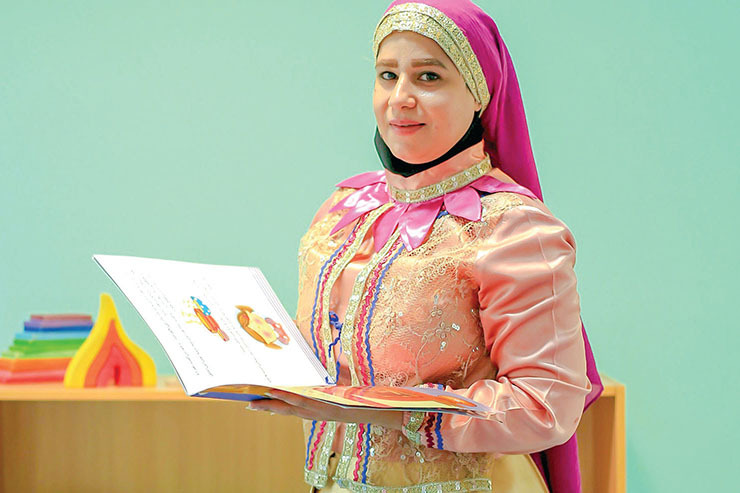 سمانه محمدیان با قصه‌گویی برای کودکان کار و مناطق محروم، مهارت‌های زندگی را به آن‌ها آموزش می‌دهد.