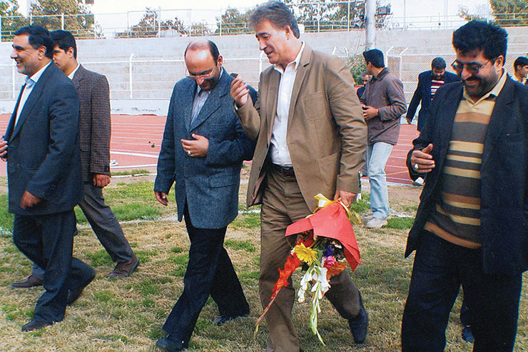حضــور مرحـــوم ناصر حجــازی در ورزشــگاه تختـــی مشهـــد
این عکس در اواسط دهه ۸۰ گرفته شده است؛ جایی که اسطوره آبی‌های پایتخت برای انعقاد قرارداد با ابومسلم به مشهد آمد و همان‌طور که در تصویر مشخص است، سردار بنی‌اسد و حسین شکوهی او را در مراسم معارفه همراهی می‌کنند. اتفاقی که البته هرگز رقم نخورد و حجازی روی نیمکت ابومسلم ننشست.